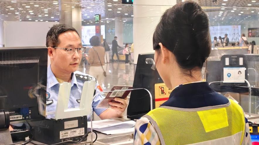 致敬国门一线劳动者：“五一”坚守岗位的边检民警（多图）