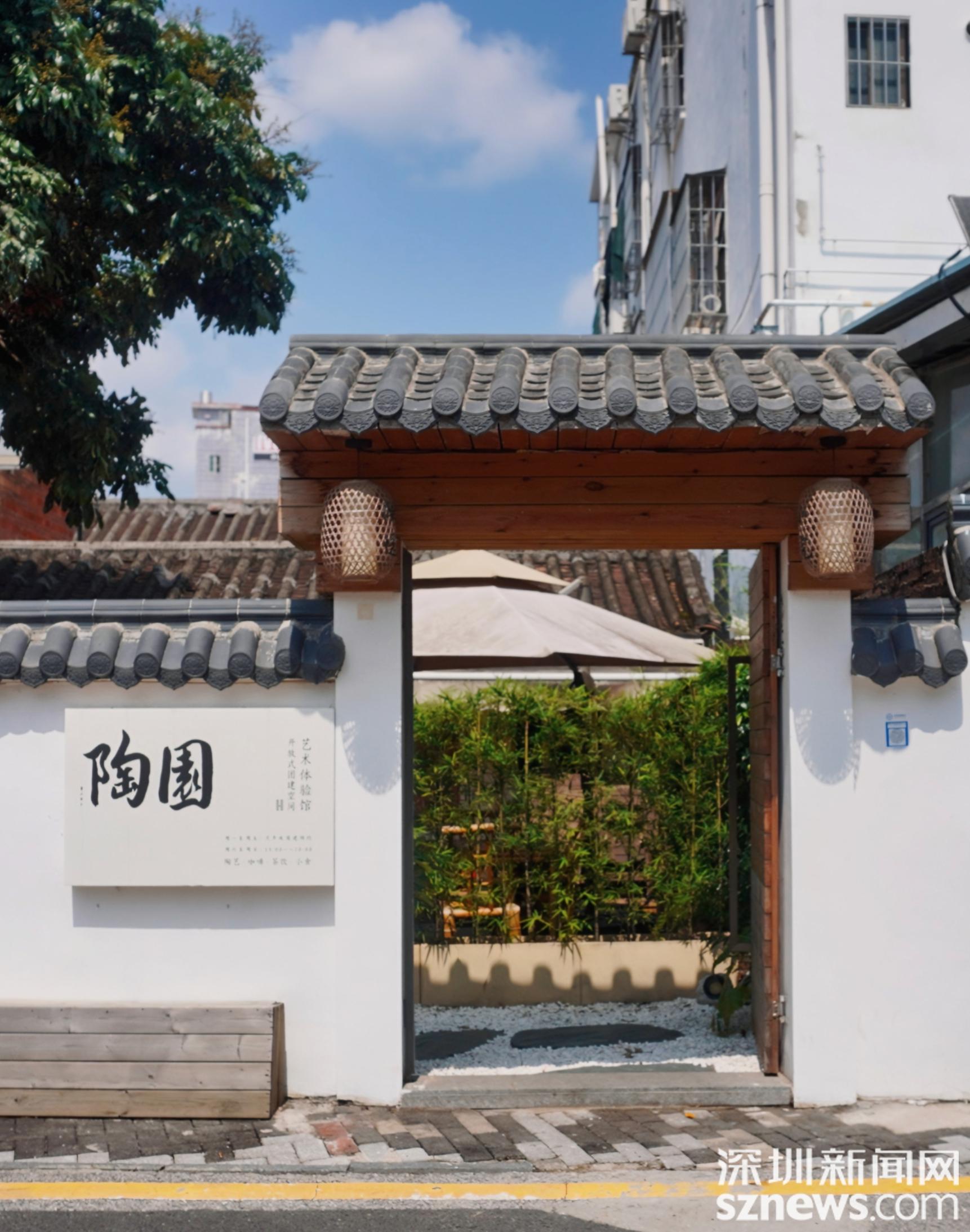 白墙黛瓦小院门.jpg