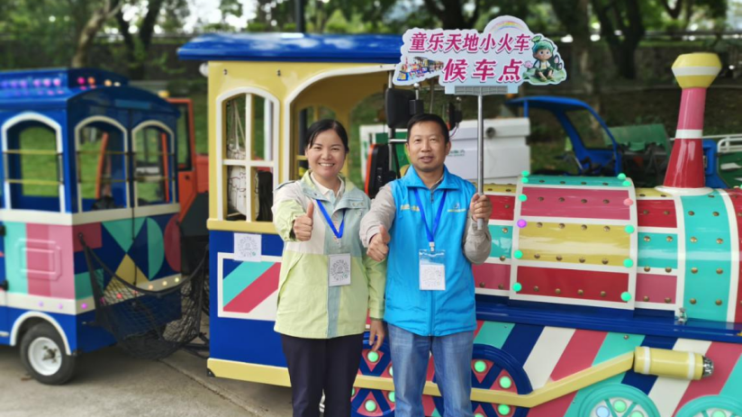 洪湖公园观光小火车客流攀升 公交夫妻档“五一”假期坚守服务一线