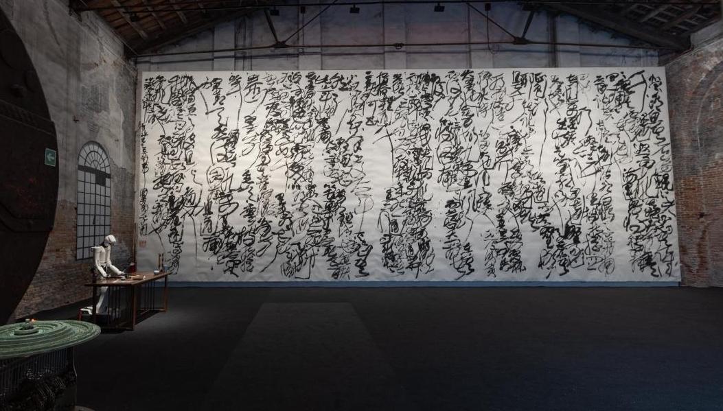 获意大利副总理点赞！深圳机器人亮相威尼斯双年展 首进中国馆演绎书法艺术