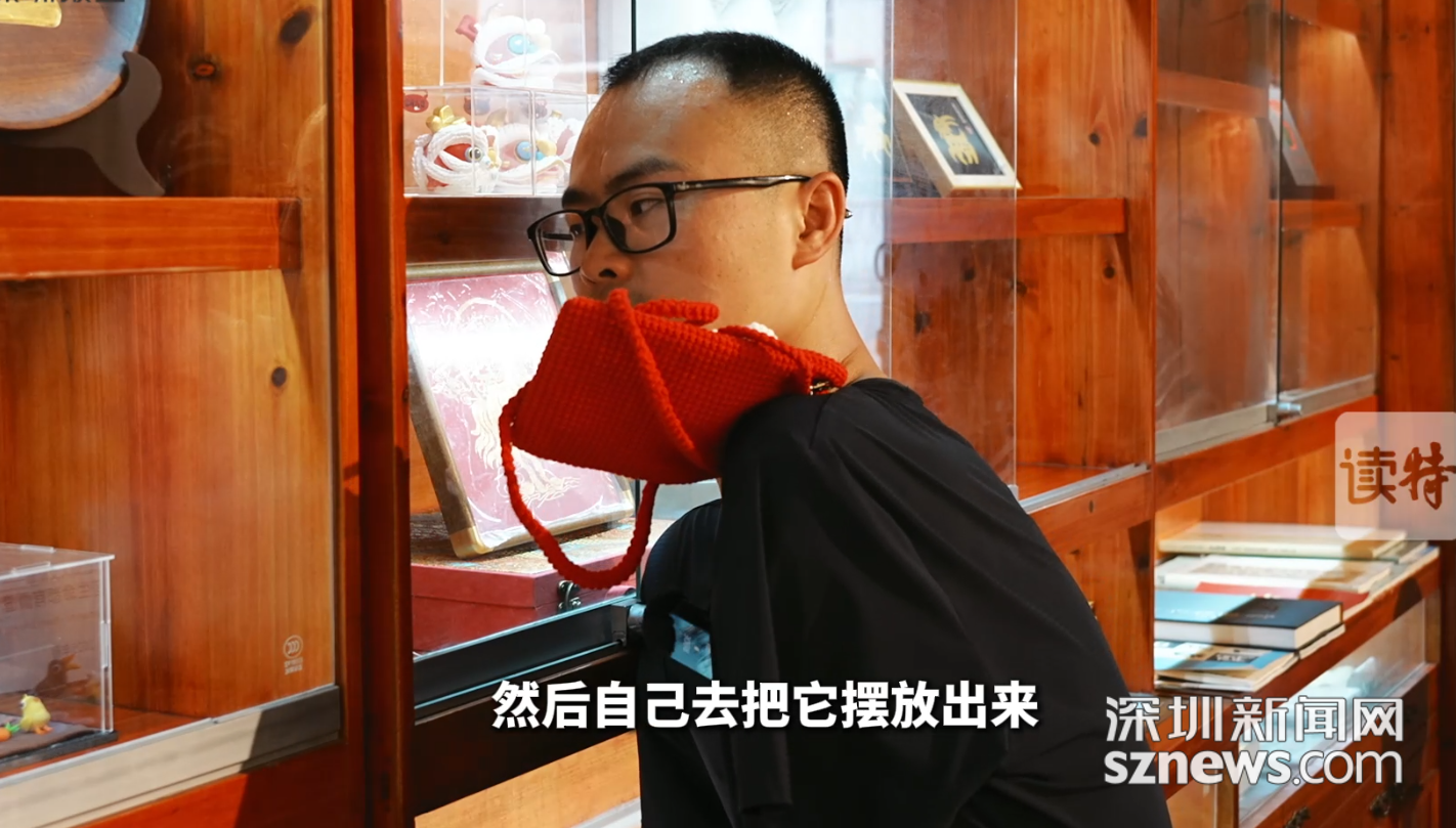 无臂策展人：嘴衔笔 脚拆盒 肩布展 为全国残友撑起一场艺术展