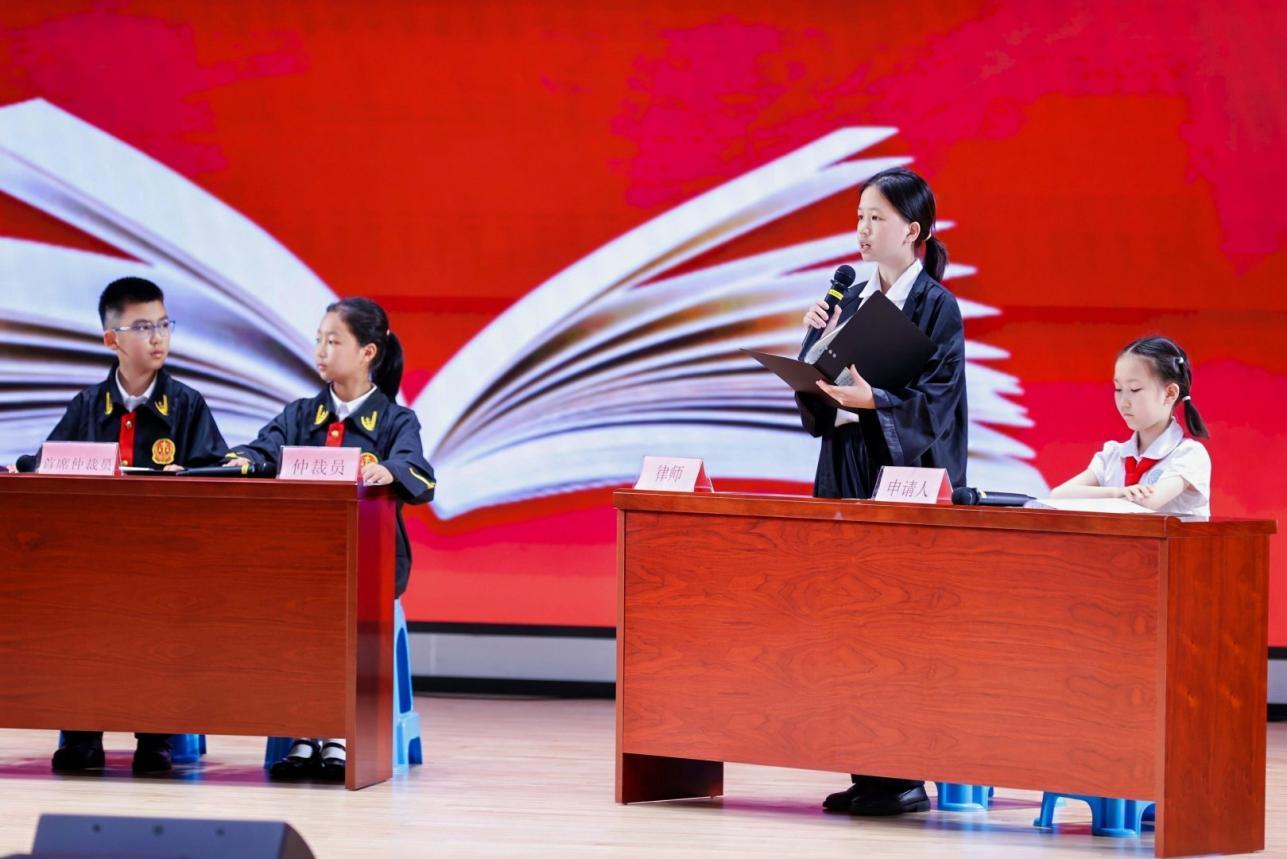 明德少年模拟仲裁、民主议事，把法治与自治搬进日常