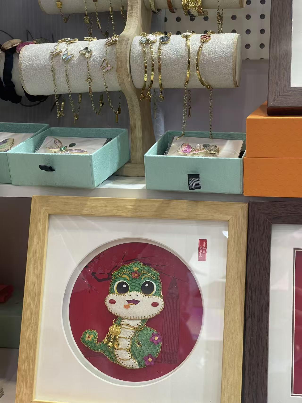 “美丽工坊”：她们以鱼皮作画 将麦秆变哪吒   深圳残疾人作品惊艳亮相文博会