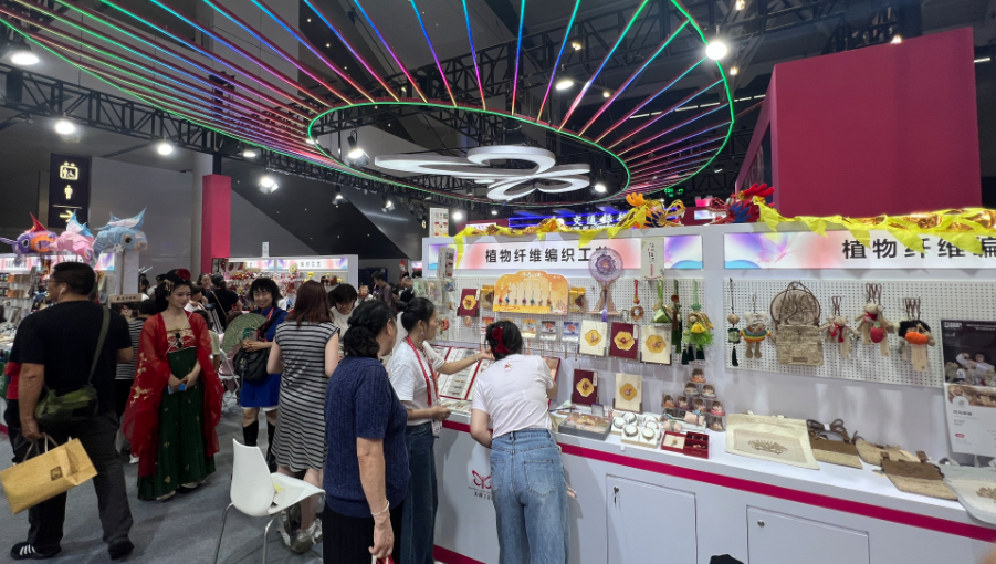 第三届“美丽工坊”残疾女性文创作品展亮相深圳文博会