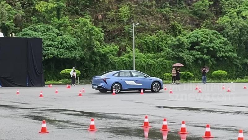 好开、安全、充电快记者全程体验红旗天工鉴证安全新高度