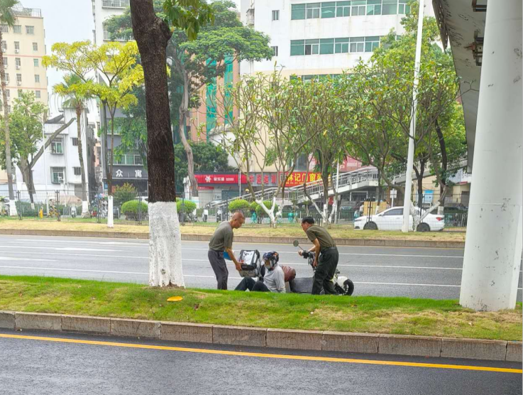风雨中的一抹红：七旬退役老兵冲进雨中 救起翻车快递小哥