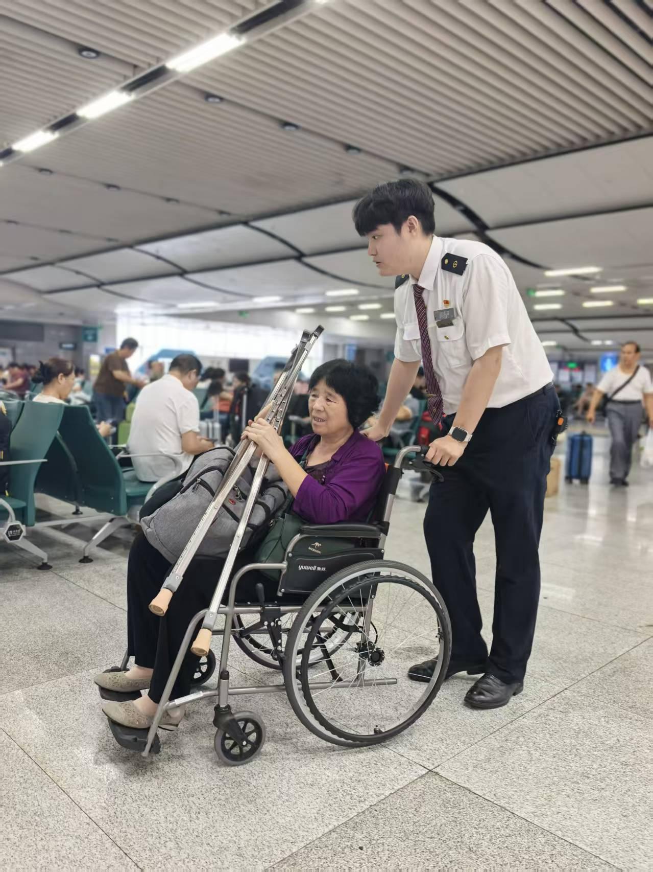 深圳站暖心服务老年旅客，铁路适老化举措持续升级