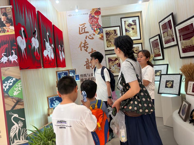剪紙工坊市民觀展.jpg