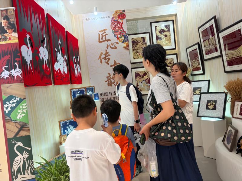 剪纸工坊市民观展.jpg