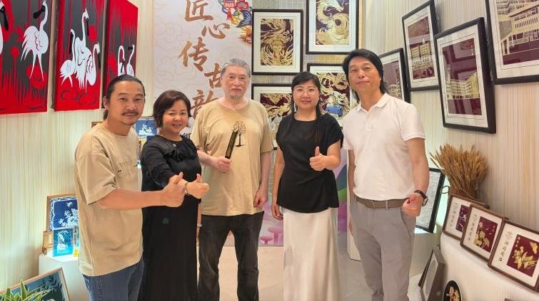 深圳实验学校坂田部剪纸与麦金画非遗联合工坊绽放文博会