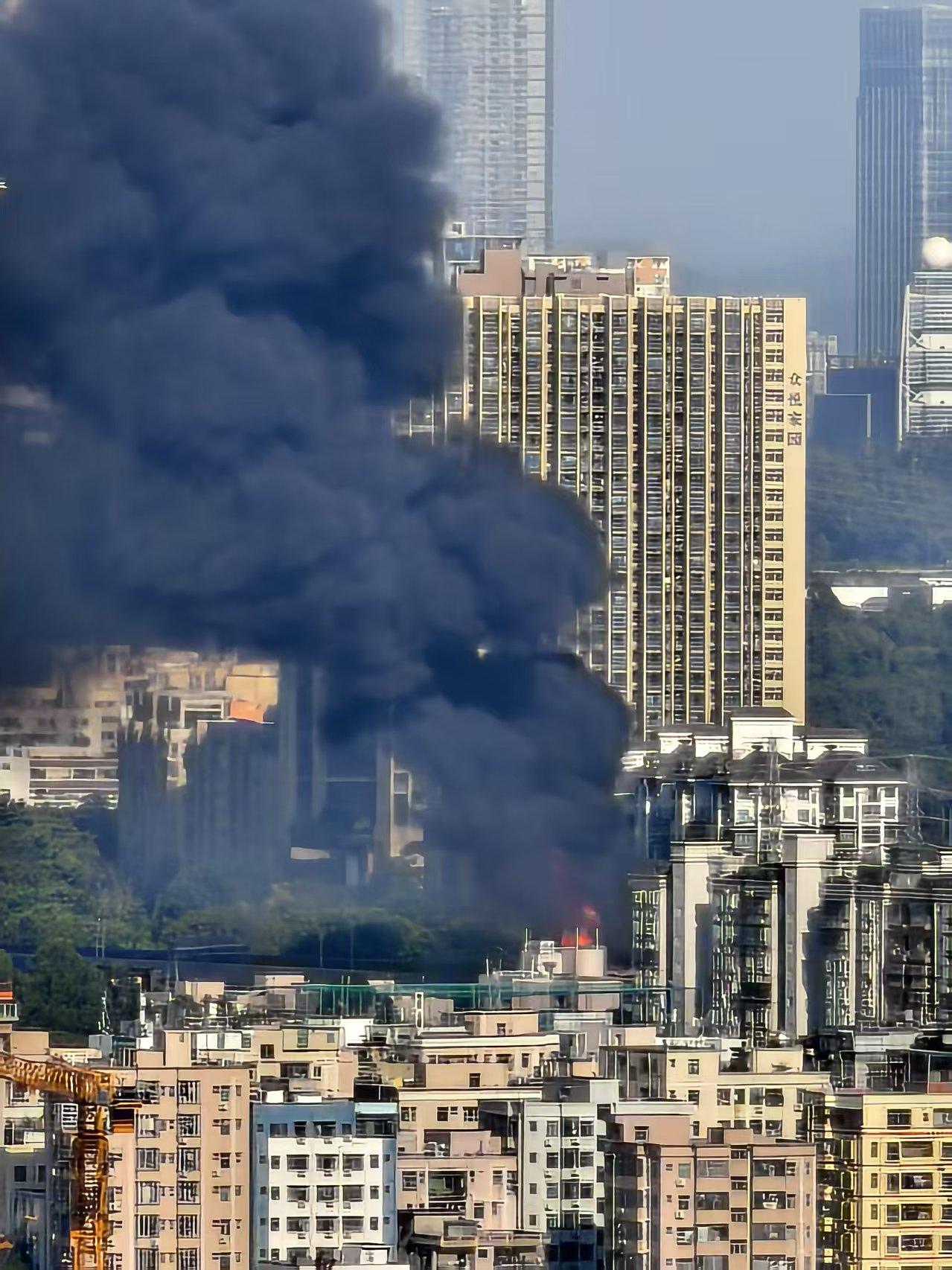 深圳南坪快速发生三车相撞起火事故，双向道路已实施交通管制