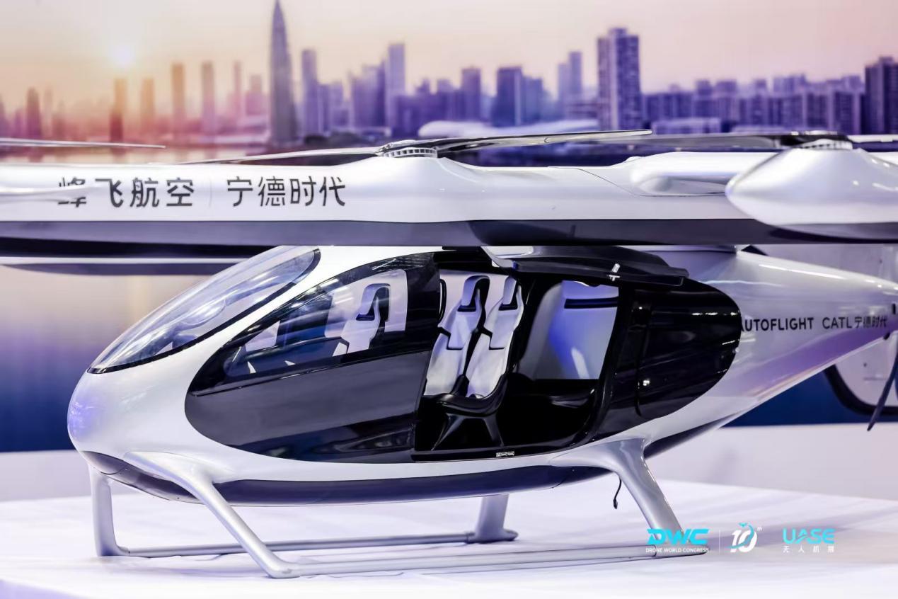 峰飞航空无人机展引关注，V5000天际龙完成“混合三机编队”飞行