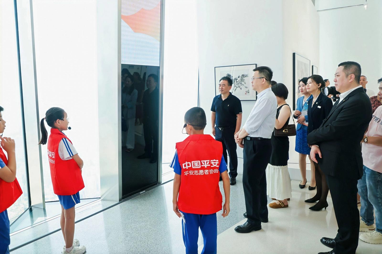 “云际小小讲解员”启动 16名网约车司机外卖员子女登顶平安金融中心