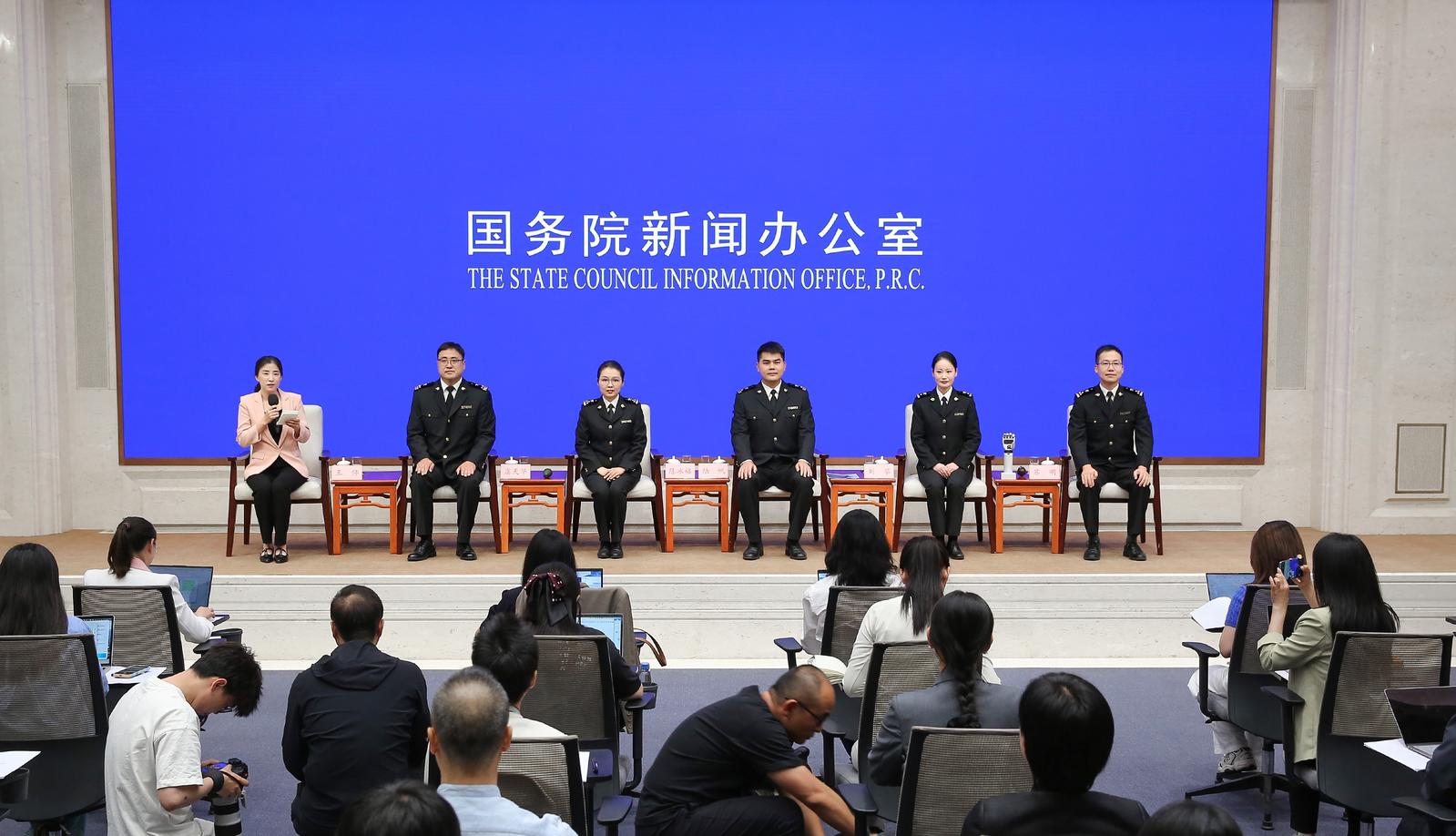 “95后”深圳海关关员亮相国新办见面会 讲述“奋斗者”故事