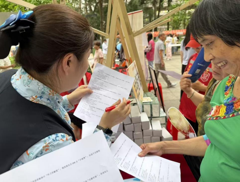 民生银行深圳福田支行进社区开展老年人反假货币主题宣传活动