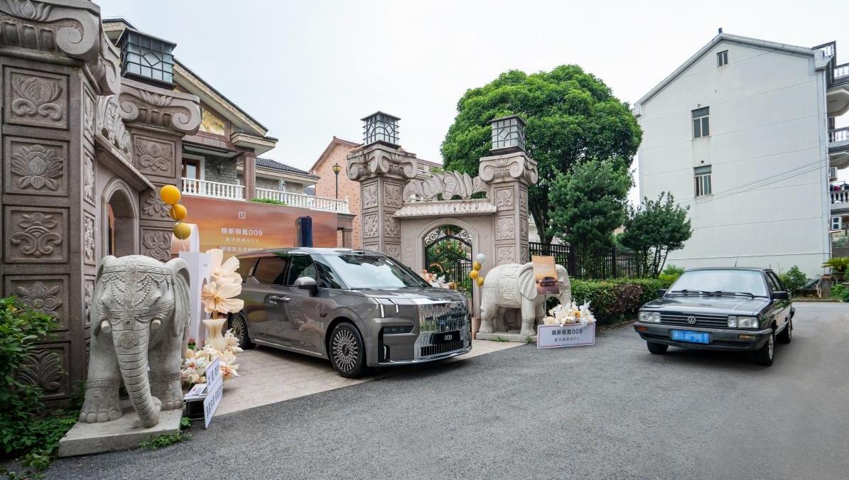 李健杀青喜提焕新极氪009，喊话极氪在横店开店