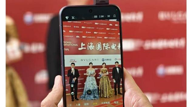 荣耀Robot Phone亮相上海国际电影节并首次成片 重塑移动影像创作
