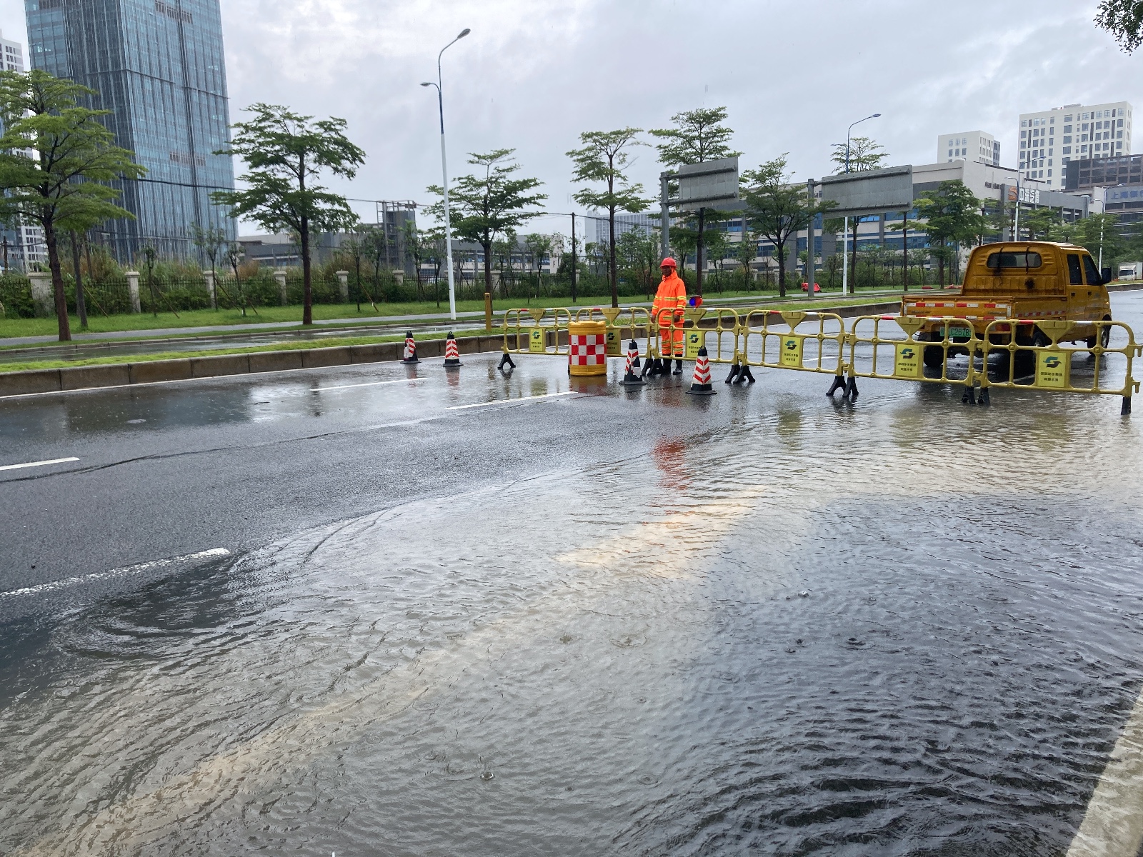 腾讯路口打开井盖助排1.jpg