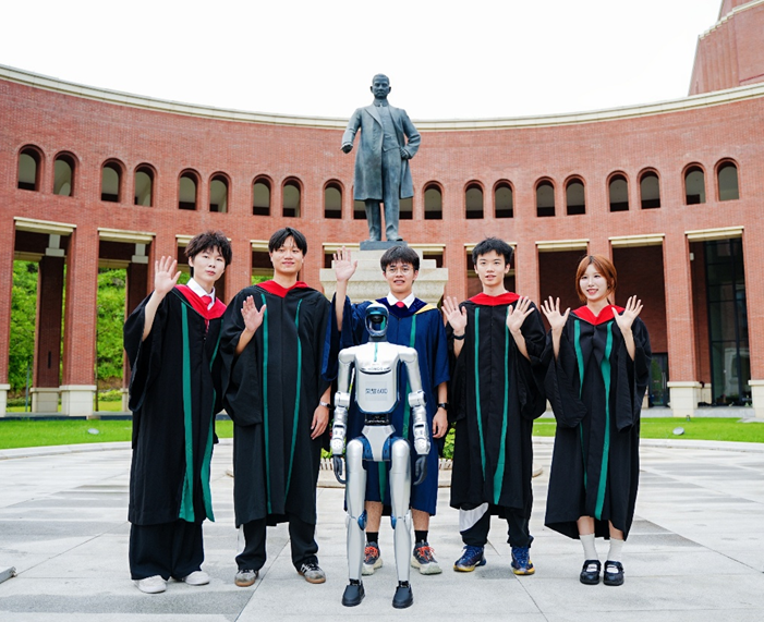 玩转毕业季潮流互动 荣耀机器人亮相中山大学深圳校区