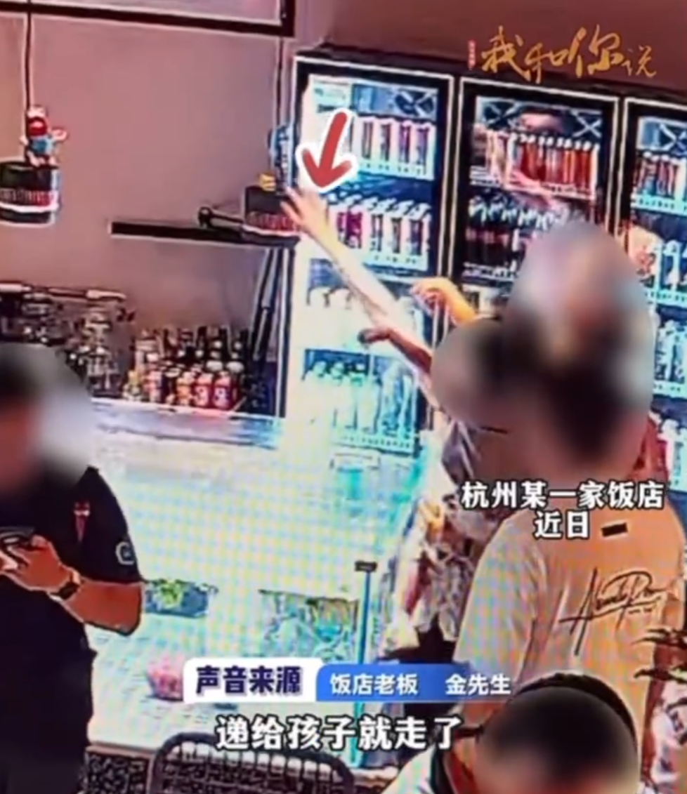 孩子伸手想要，妈妈顺走百元手办，老板：怕影响孩子未报警；网友看视频怒了：支持报警！