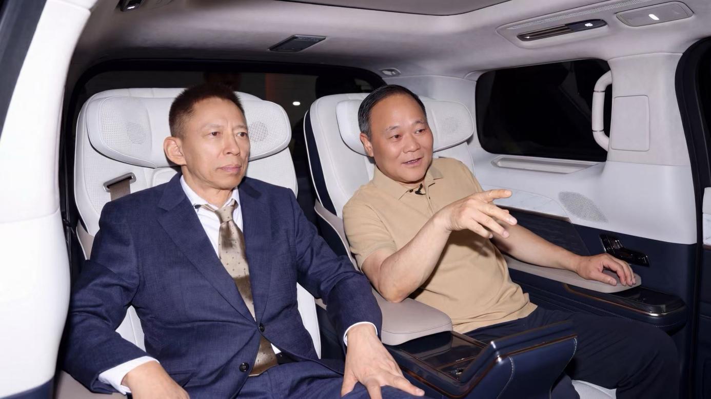 极氪8X“越跑电越多”背后：浩瀚超级电混架构突破传统增程效率瓶颈