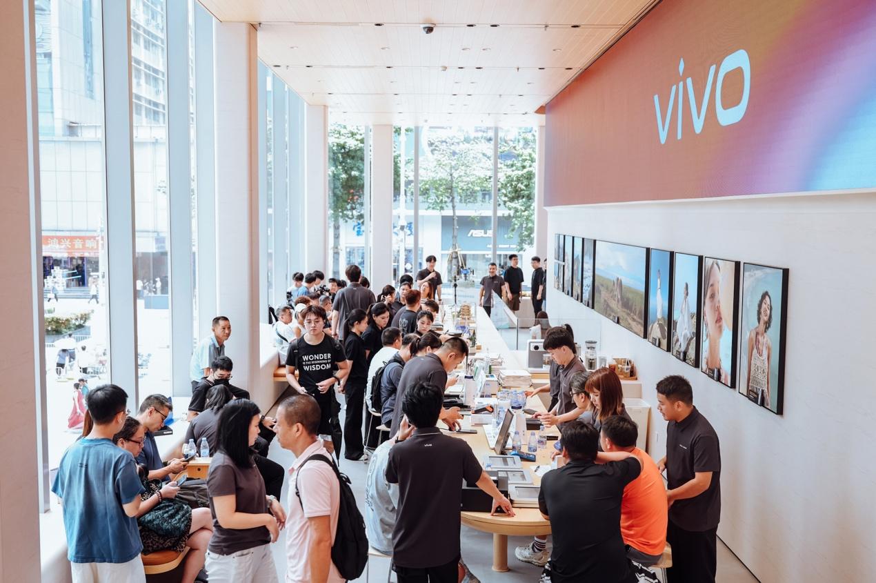 港人赴深抢购新机成为区域消费新趋势，vivo X Fold6首销日华强北门店爆满