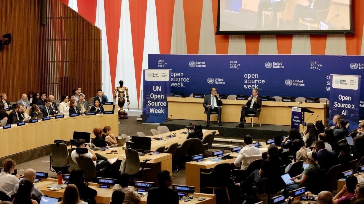 首个进入联合国会议现场“参会”的中国机器人，来自深圳！