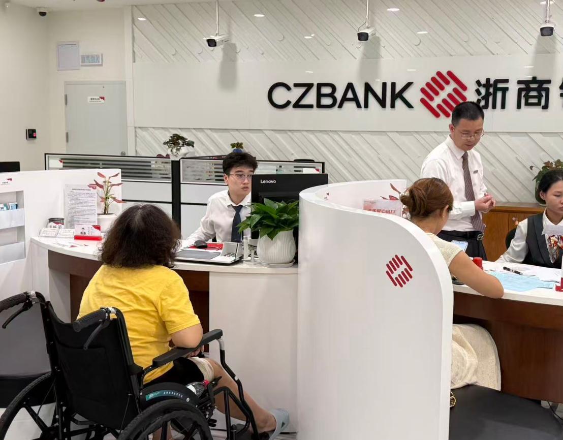 红暴倾城 服务暖心！浙商银行深圳光明支行“弯腰服务”守护特殊客户