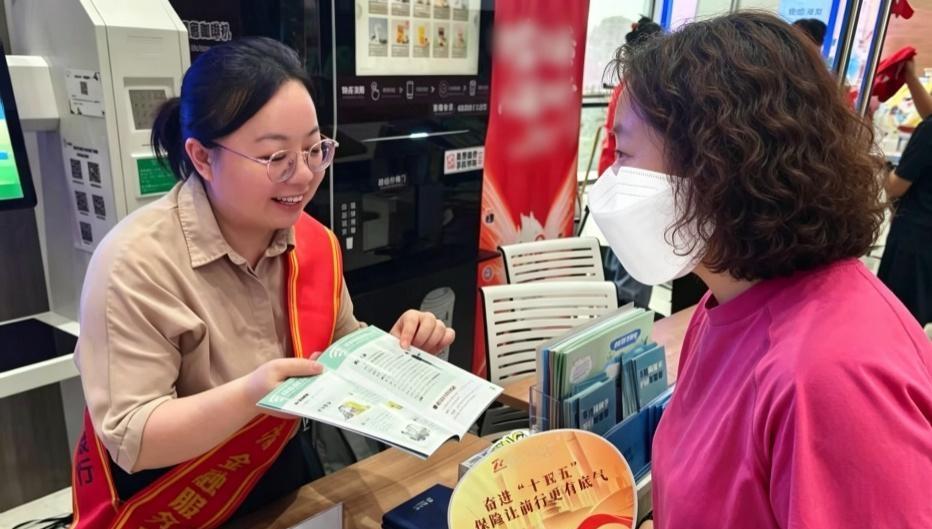 深圳建信人寿带红色市集进商圈 开展“7.8保险公众宣传日”教育宣传活动
