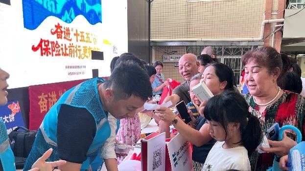 深圳鼎诚人寿开展“7.8全国保险公众宣传日”进社区活动
