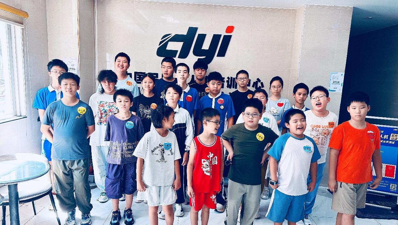 深圳再夺全国“低空第一证”！33名少年抢先入局，低空人才从娃娃抓起