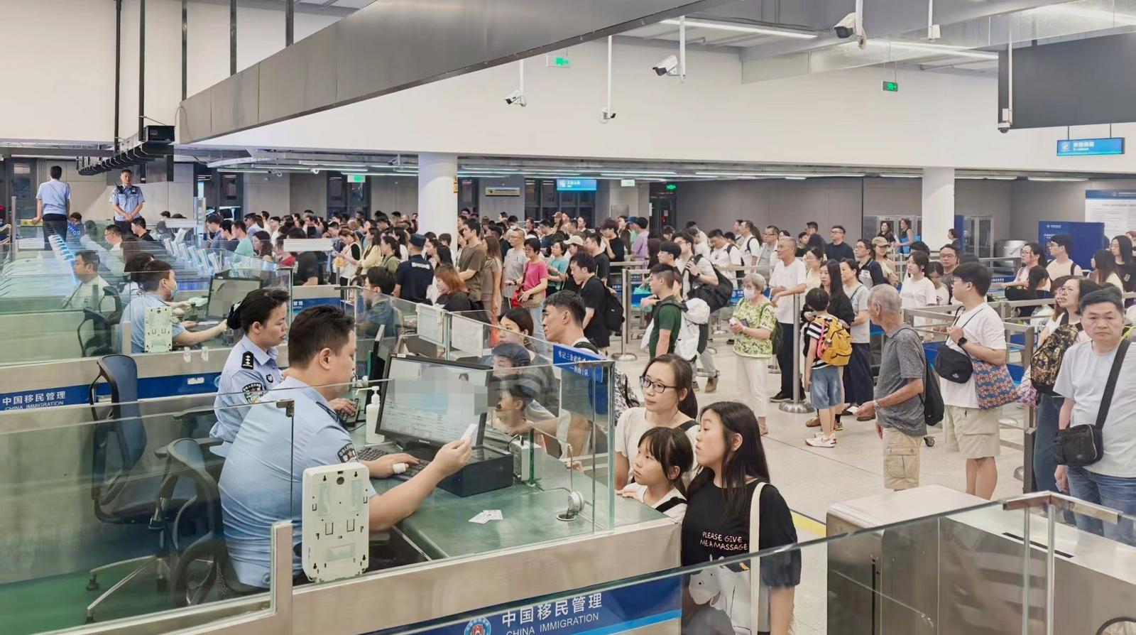 暑期开启 皇岗、福田口岸12天近260万人次出入境