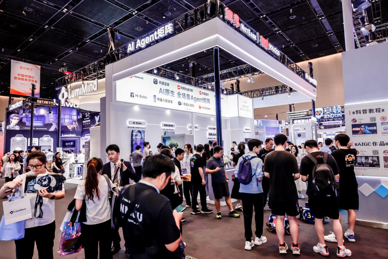 WAIC首次亮相：有道AI耳机OpenPods，让会议记录变成“可追问的Agent”