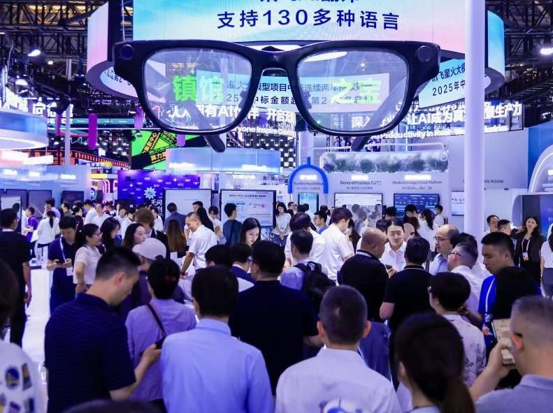 从科大讯飞AI学习机到讯飞AI眼镜，科大讯飞连续两届拿下WAIC“镇馆之宝”