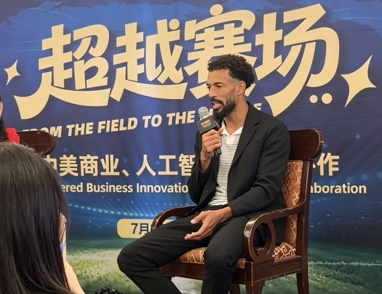 让中国科技为球队提供更好的技术支持！杨元庆向佛得角“门神”沃齐尼亚赠出联想AI PC