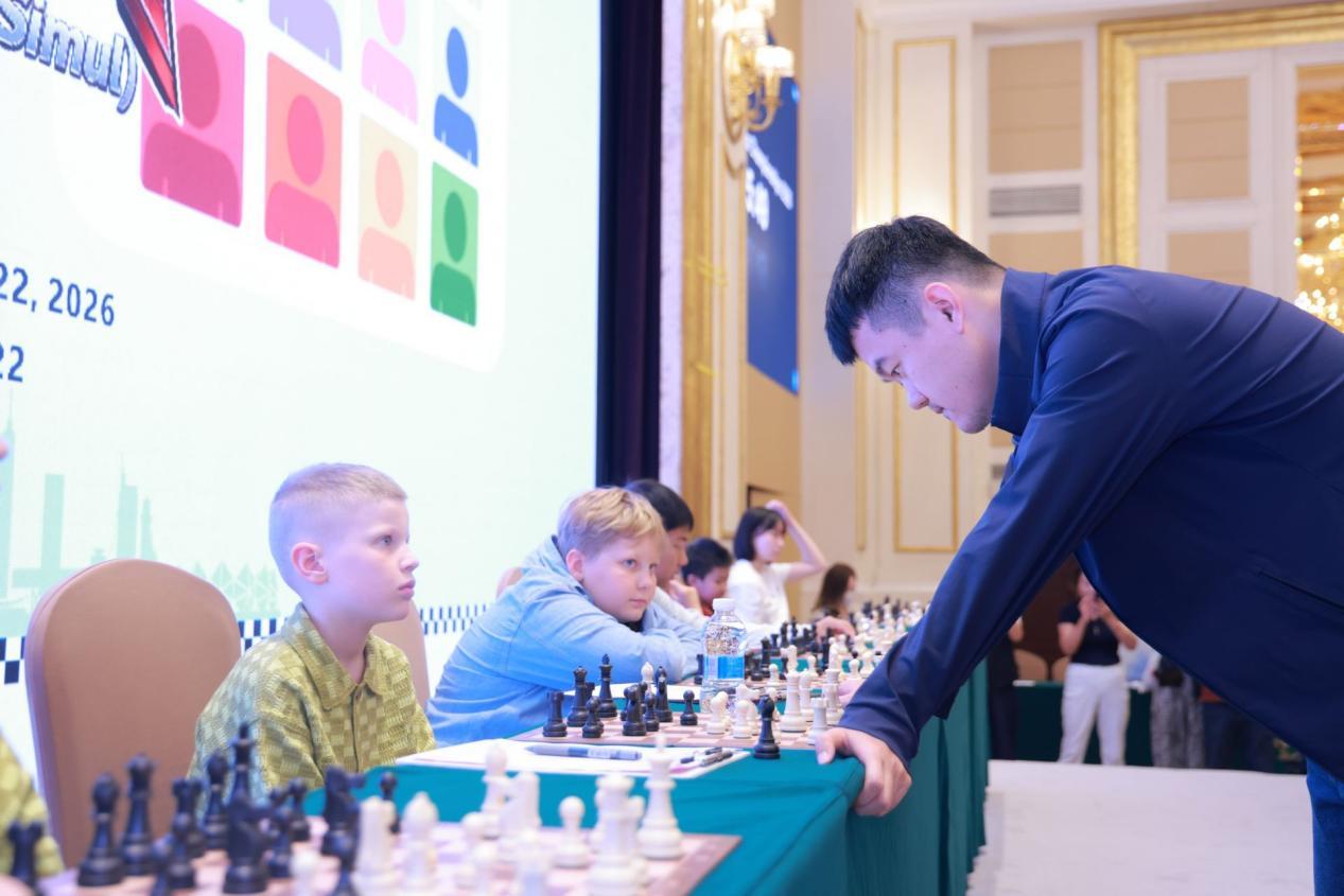 1 VS 20车轮战 世界棋王丁立人“落子”亚少赛
