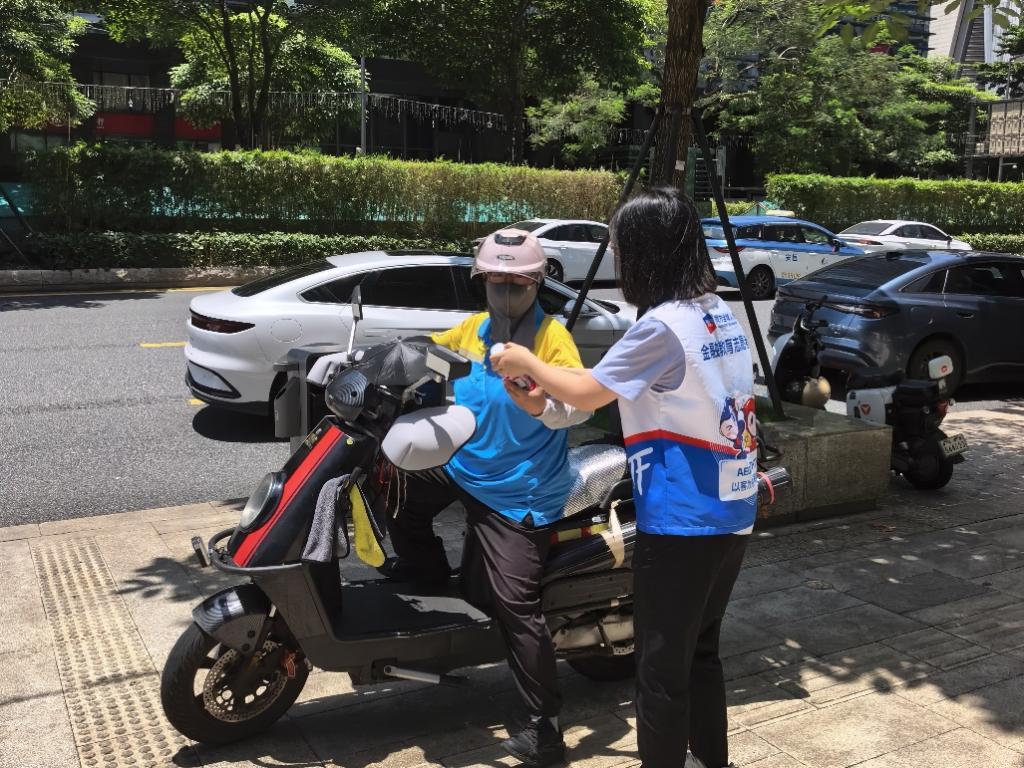 深圳同方全球人寿连续四年夏日进社区送清凉