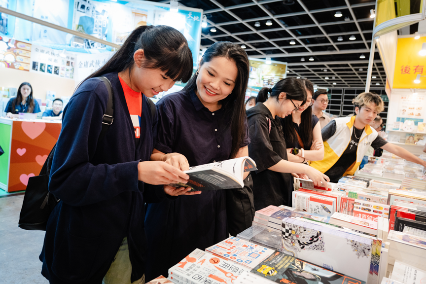 信和集团推“悦读·悦赏”计划推广阅读文化 逾500名基层儿童及家庭畅游香港书展 共度书香盛夏