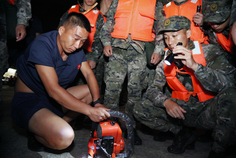 闻令而动筑防线 前置驻防显担当 武警深圳第一支队全力备战台风“红霞”守护群众安危