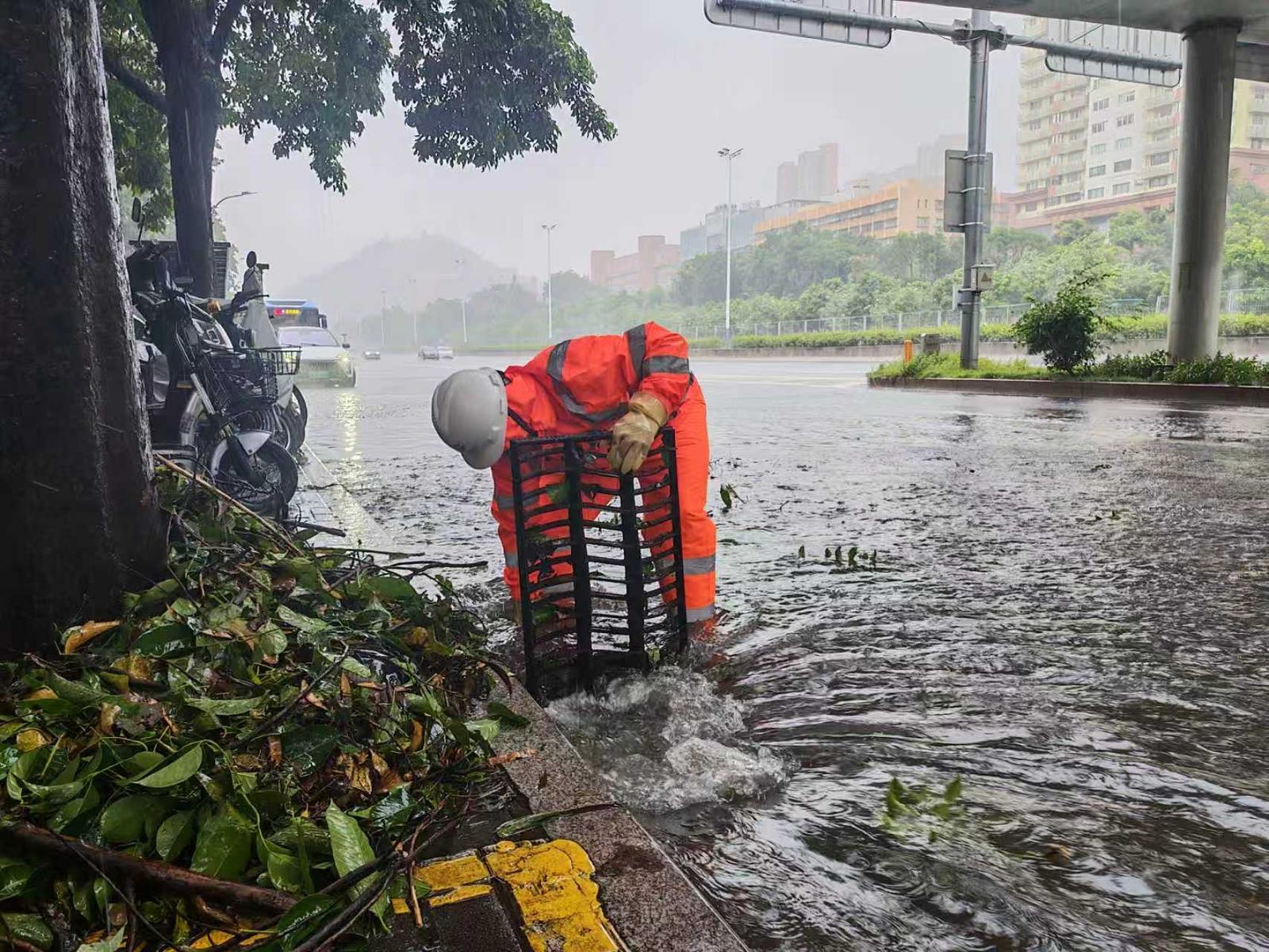 迎战台风“红霞”！深圳这群橙衣人日夜坚守