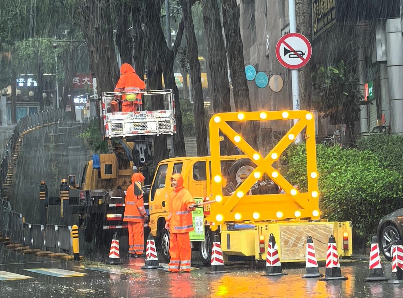 深圳城管全力防御台风“红霞” 全市493支应急救援队伍24小时待命