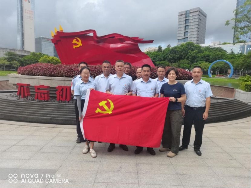 深圳巴士集团第四分公司丽康车队党支部 赴南山党建公园开展主题党日活动
