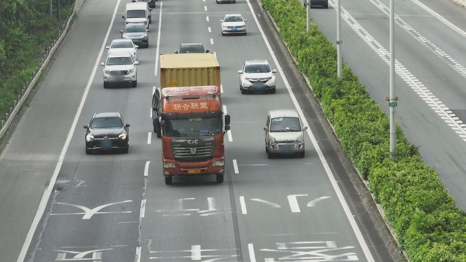 “大车请靠右！” 深圳交警严查高速不按道行驶 违规罚200元记3分
