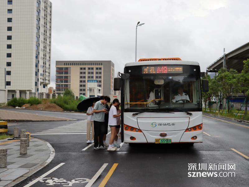 麦轩梦工厂职工有序搭乘深汕高峰49路公交 (2).jpg 麦轩梦工厂职工有序搭乘深汕高峰49路公交 (2).jpg