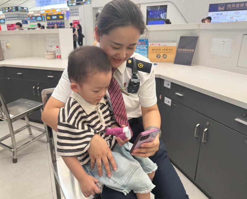 暑运期间 深圳北站“迎春花”服务队 助多名走散孩童与家人团聚