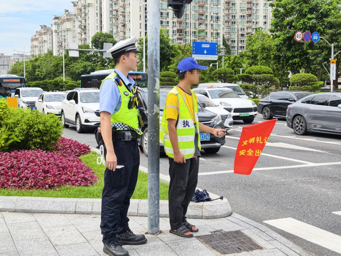 电动车秩序整治，深圳交警开展路口“大劝导”，轻微违法可“四选一”教育