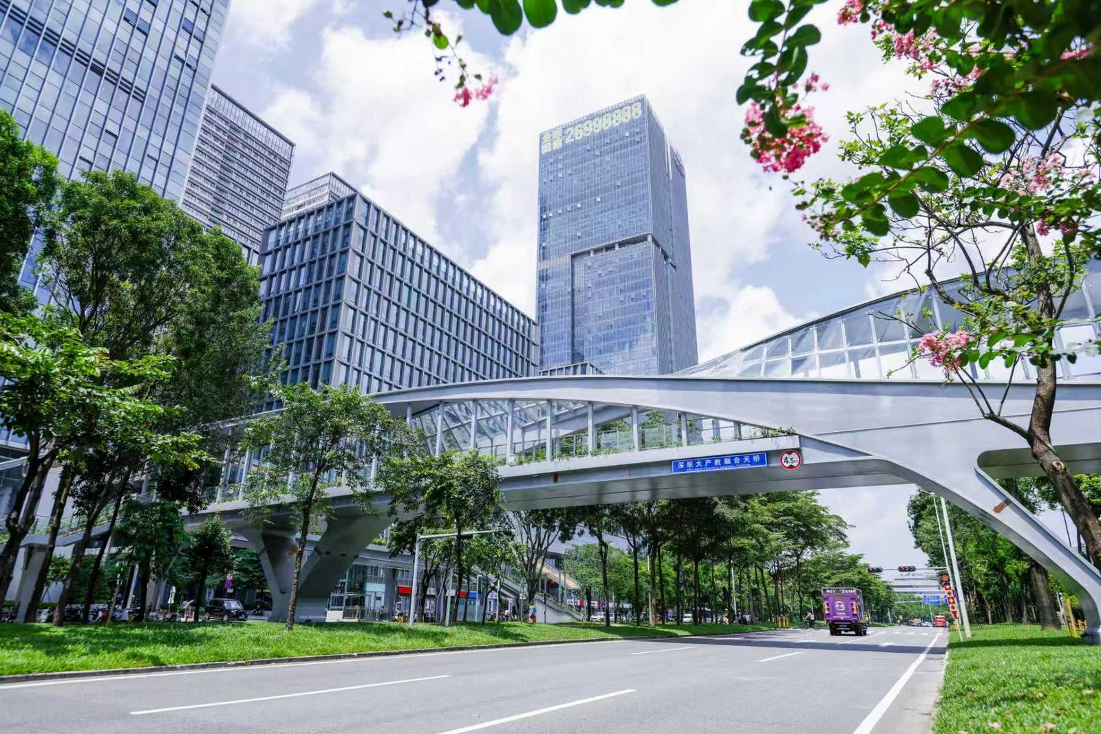 告别“隔路相望”！深职大产教融合天桥架起校企“空中走廊”