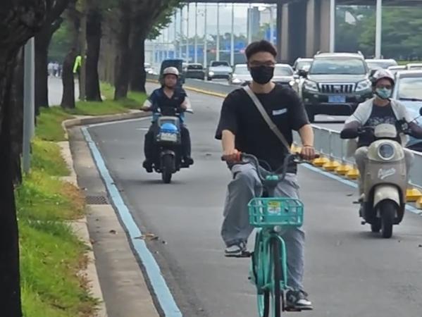 “守序”行动|深圳交警首次在“三分离”路段开展电动车违规驶入人行道劝导