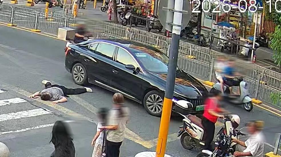 深圳一男子倒在医院门口 退役军人两分钟抢出“生命通道”