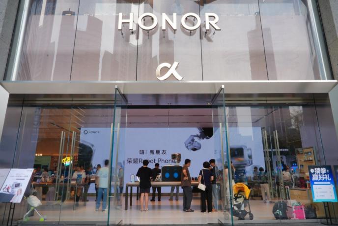 荣耀阿尔法全球旗舰店焕新启幕 打造沉浸式AI科技乐园